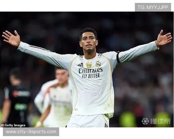 皇马贝林厄姆中路摆脱后一脚弧线球挂角：激情与技艺的现代前锋瞬间